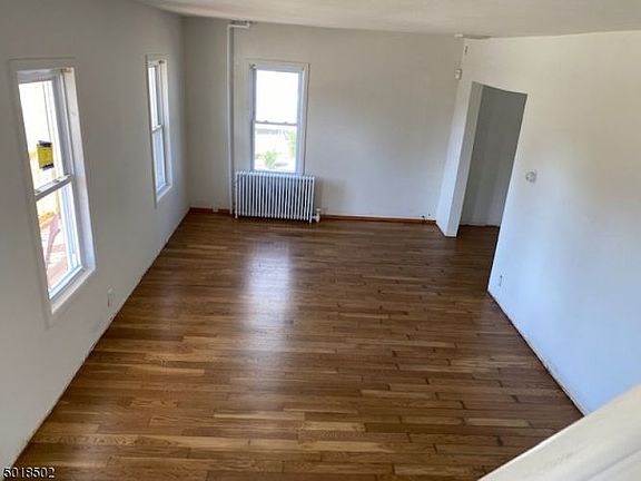 4th image of 30 Clove Ave