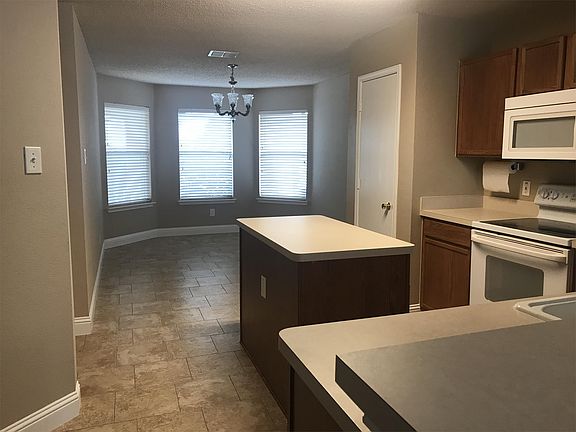 4th image of 1613 Thornhill Ln