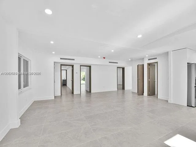 3 bed, 3.0 bath, 1359 sqft, $4,900 — Photo 2