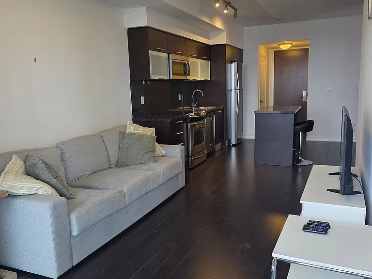 386 Yonge St #3313 — Photo 2