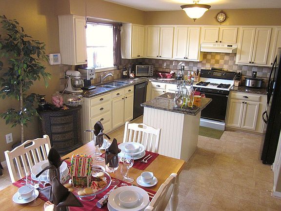 Kitchen w/granite countertop