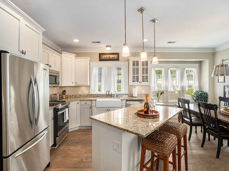 27 Howard Ave — Photo 13