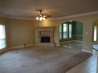 213 Edinborough Dr, Euless, TX 76039