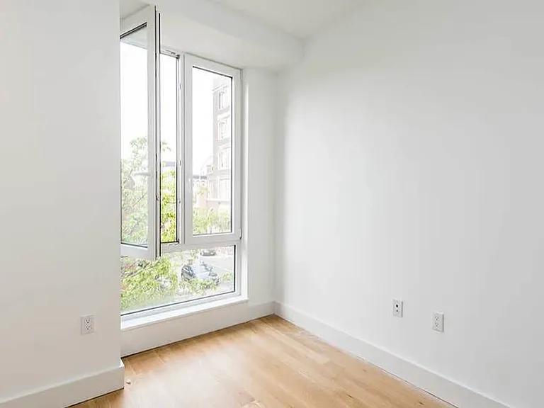 74 Maujer St #1V — Photo 7