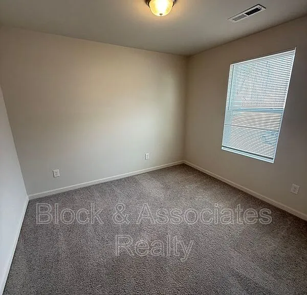 1492 Oriole Dr — Photo 6