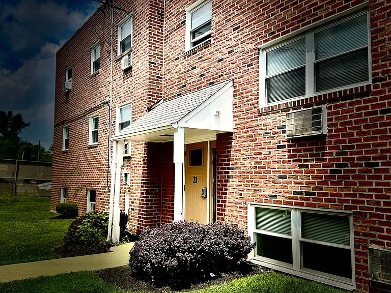 21-23 Morton Ave — Photo 4