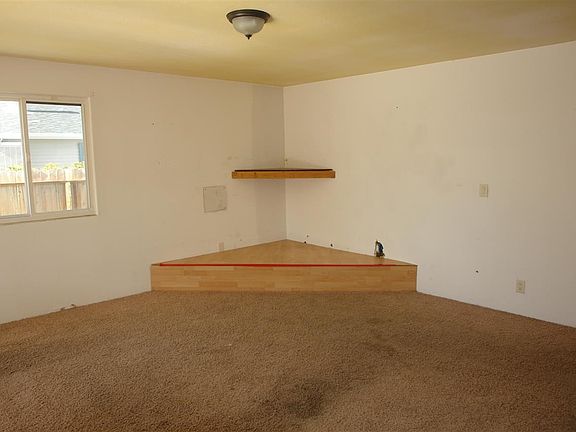 3rd image of 2268 Woodcrest Ln