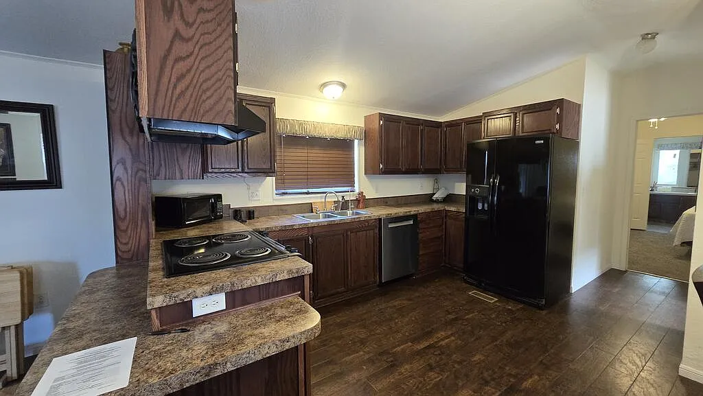 1320 N Fairgrounds Rd — Photo 2