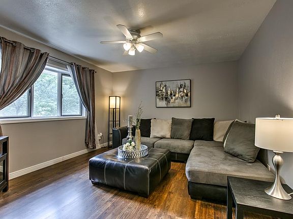 3rd image of 212 SE 21st St