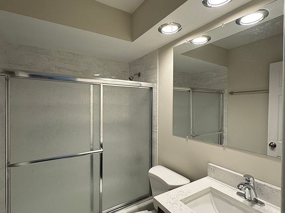 2nd image of 5917 N Kenmore Ave APT 421