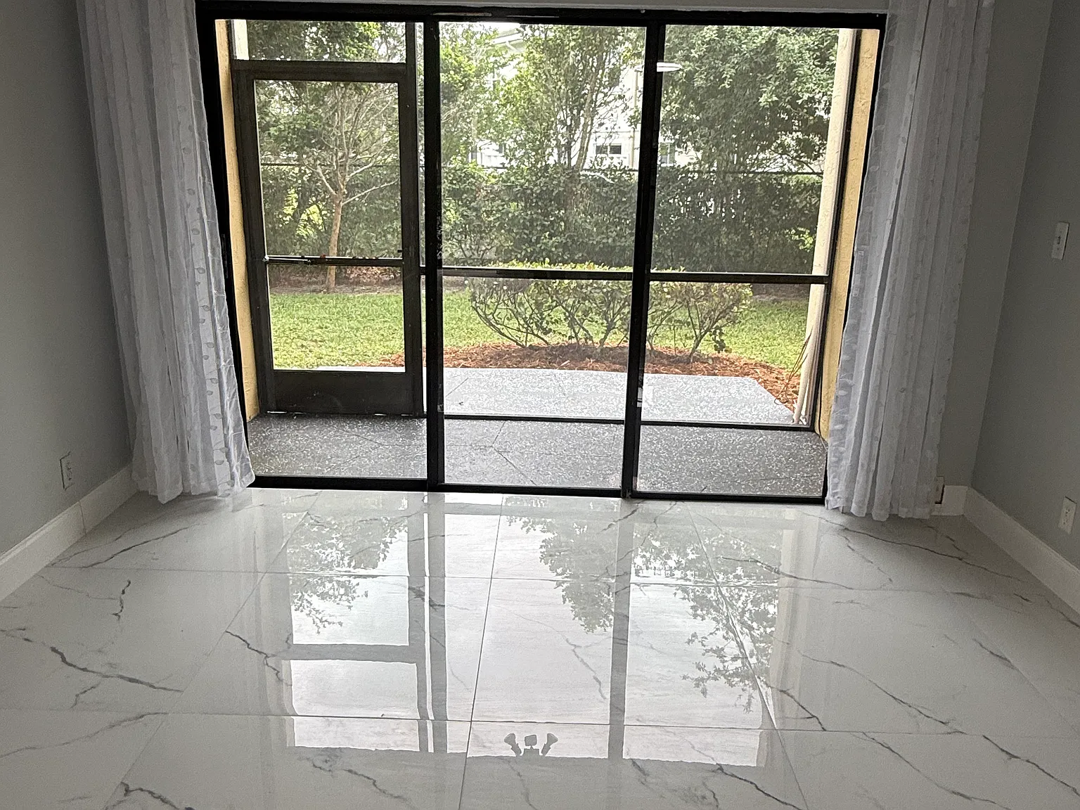 2 bed, 1050 sqft, $2,100 — Photo 3