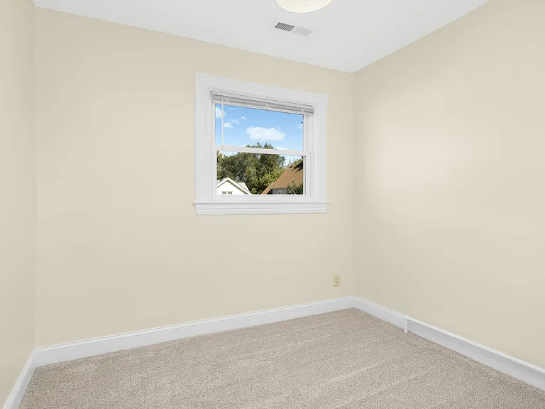 460 Beaumont St — Photo 11