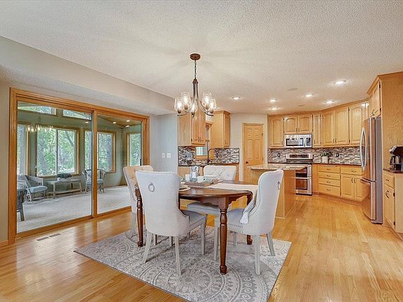 3rd image of 10958 Dunkirk St NE