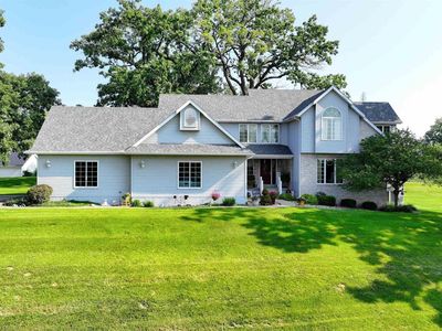 582 Breezy Point Dr, Clinton, IA, 52732