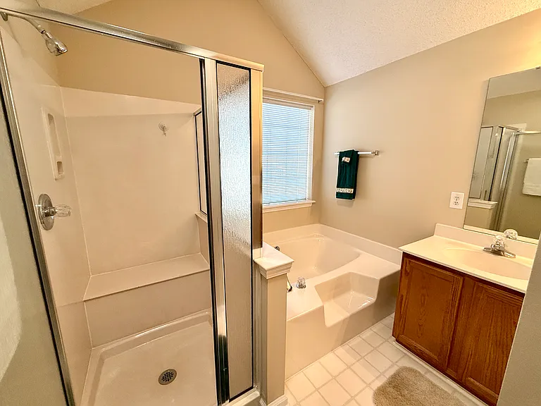 Primary shower w/seat