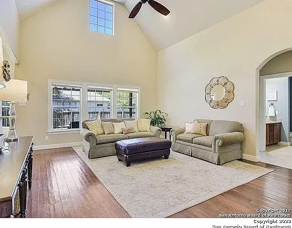 110 Surrey Dr — Photo 5