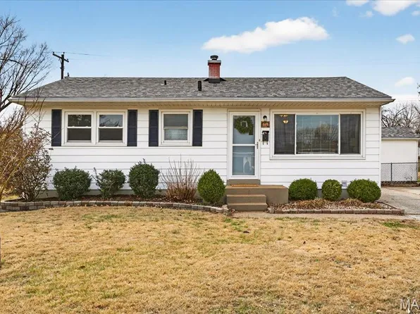 68 Barton Pl, Saint Charles, MO 63301