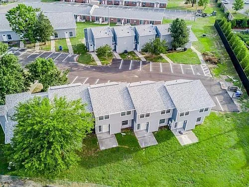 Harbor Pointe Apartments — Photo 13