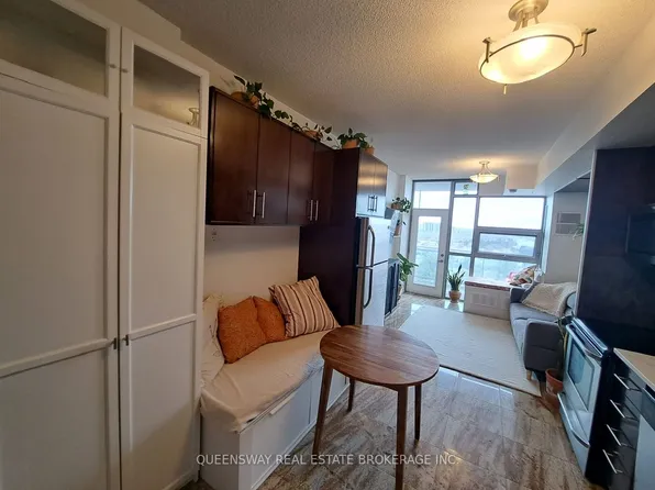 2464 Weston Rd #915, Toronto, ON M9N 0A2