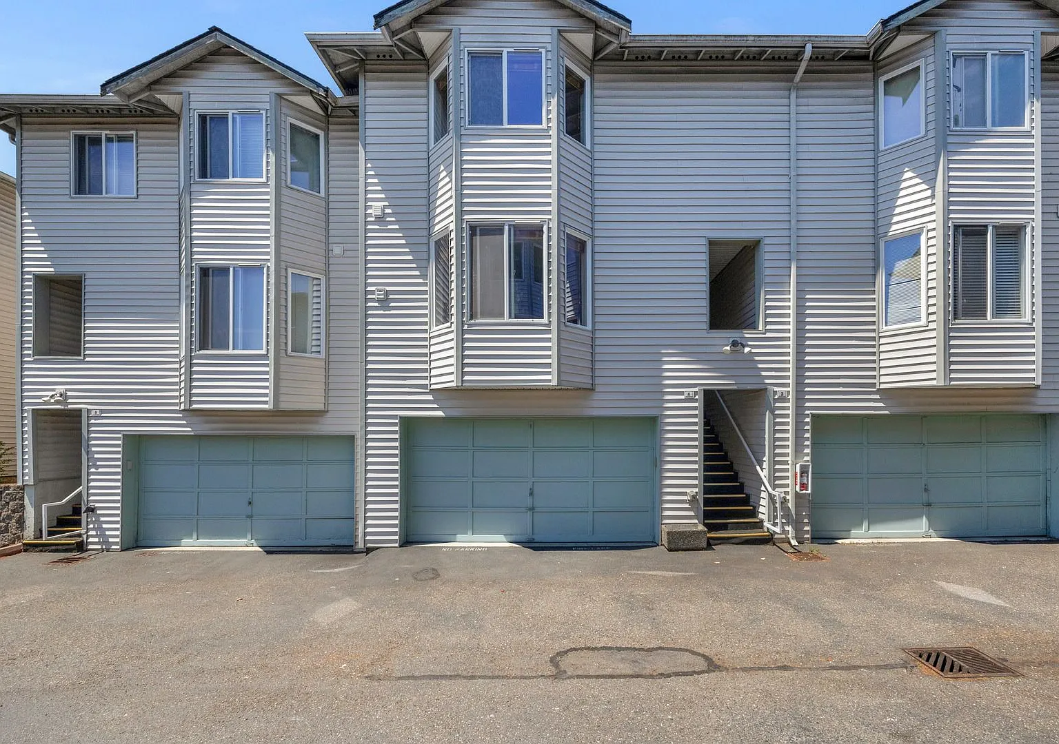 Spacious Townhome with 2 Car Garage — Photo 1