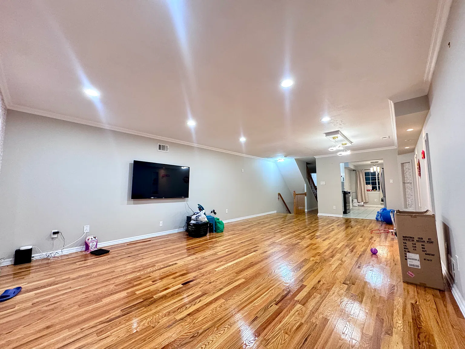 3 bed, 1200 sqft, $3,300 — Photo 2