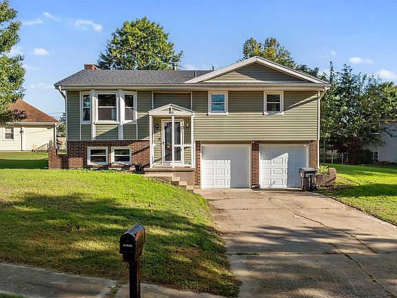 3rd image of 803 Manor Ct