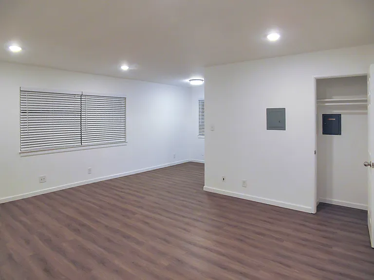1644 Oxford St #4 — Photo 4