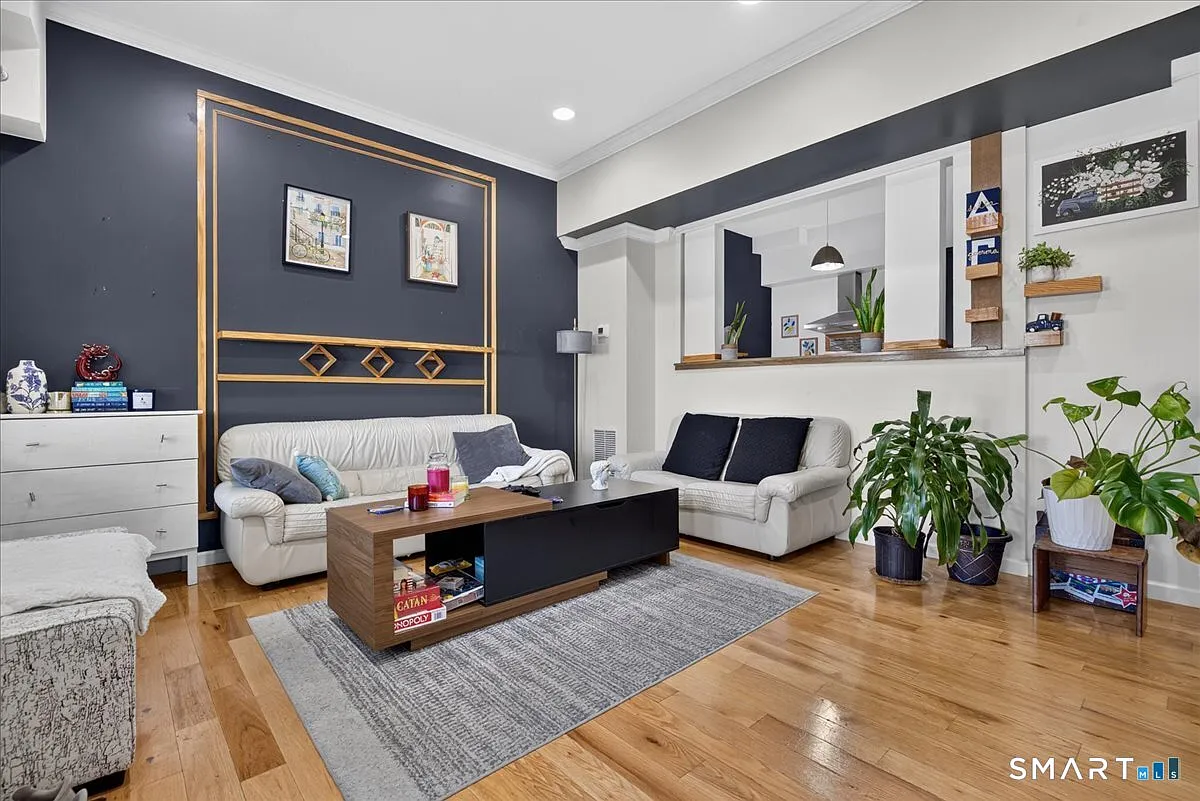 2 bed, 2.5 bath, 4242 sqft, $2,400 — Photo 3