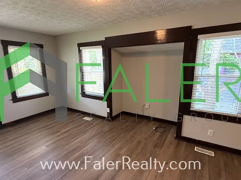 1047 W Dorothy Ln — Photo 12