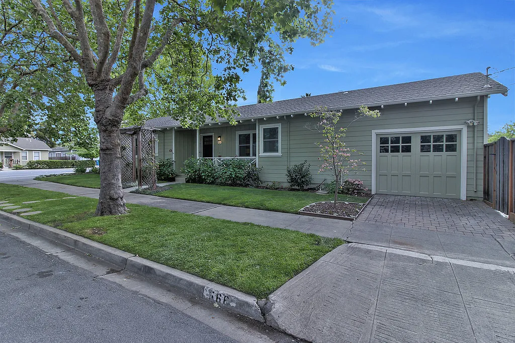 566 Iris St photo 1