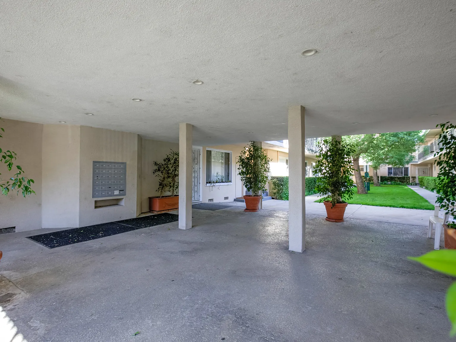 Sherman Oaks Towers — Photo 4