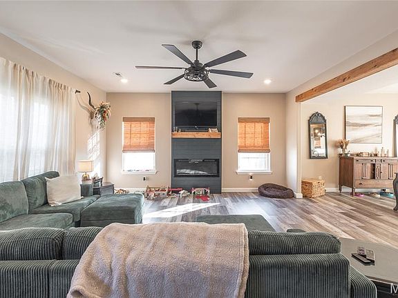 3rd image of 101 Greentree Rd