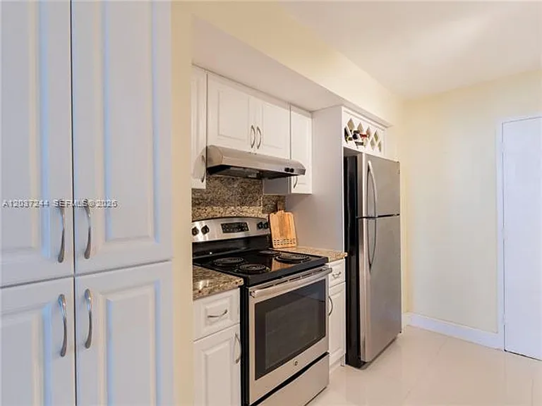 5401 Collins Ave #1013 — Photo 17