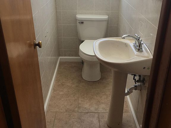3rd image of 1413 Birch Dr