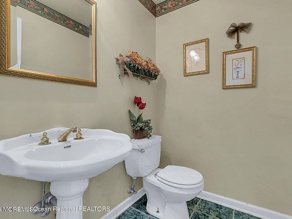 3rd image of 5 E Dickens Ct
