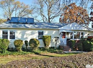 416 36th St, Lindenhurst, NY 11757