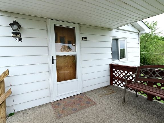 4th image of 300 E 4th St