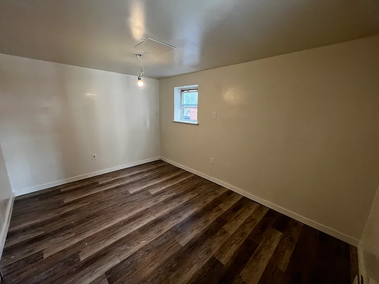 916 W Allen St — Photo 16