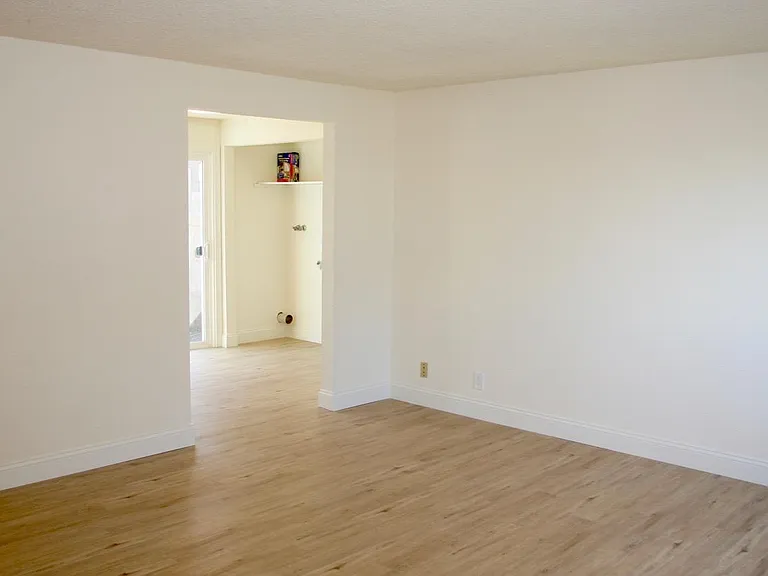 225 SW Kalmia St #A — Photo 1
