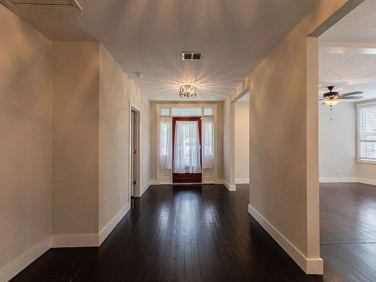1121 E Crockett St — Photo 17