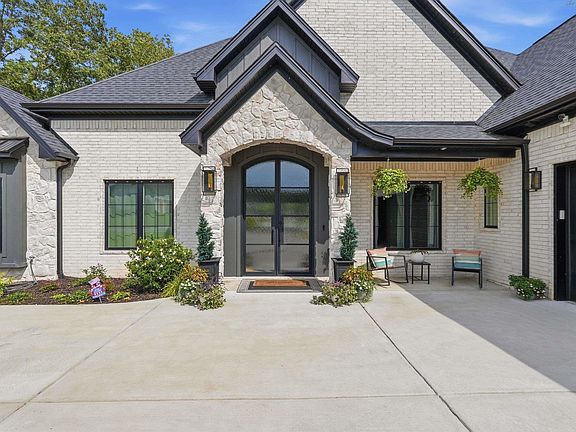 3rd image of 7446 Lake Point Cir