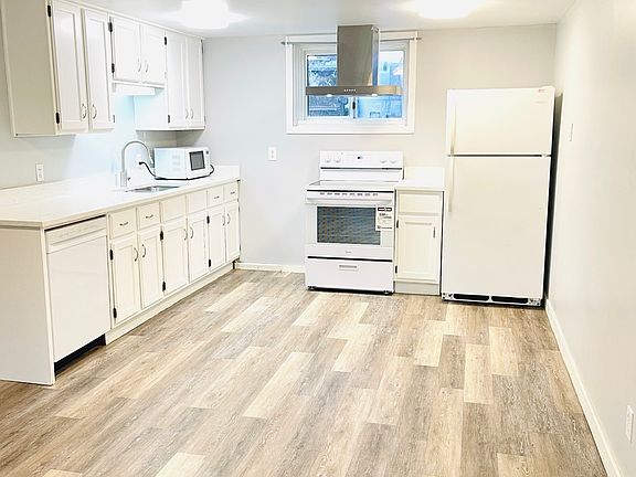 3rd image of 586 Northmount Dr NW #586R