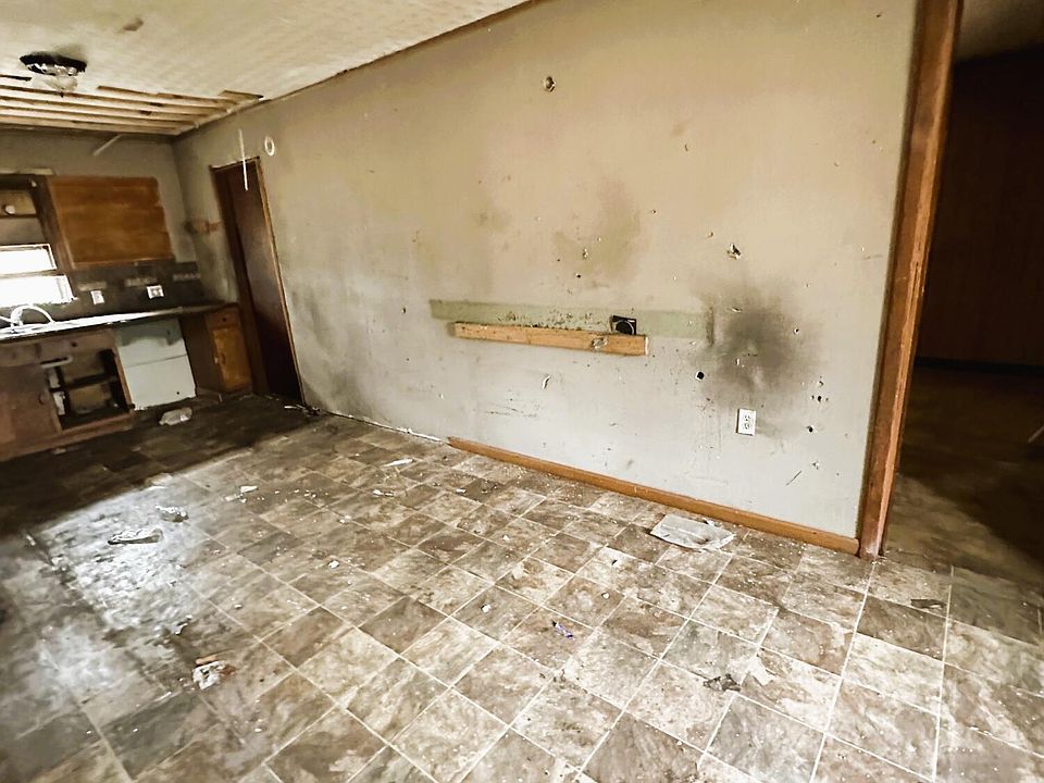 2nd image of 703 Main St W