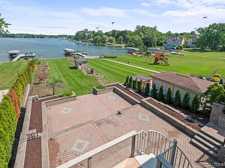 2380 Walnut Lake Rd — Photo 29