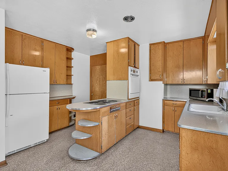 655 Altamont St — Photo 11