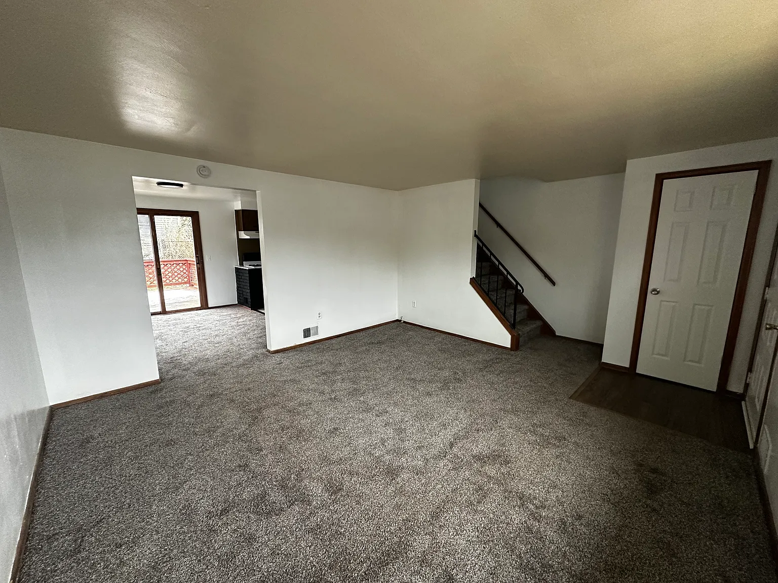 3 bed, 1064 sqft, $1,575 — Photo 2
