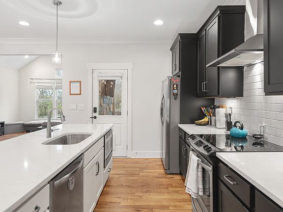 5th image of 4016 Clifton Ave