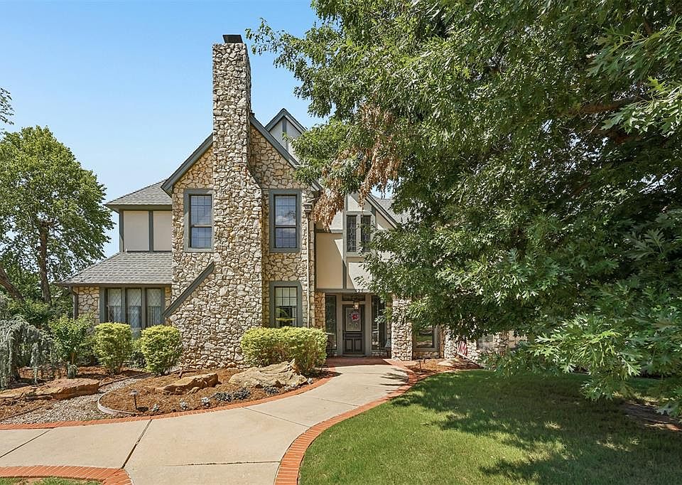1st image of 425 Country Club Dr