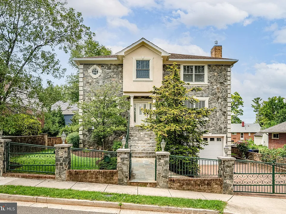 2138 Patrick Henry Dr