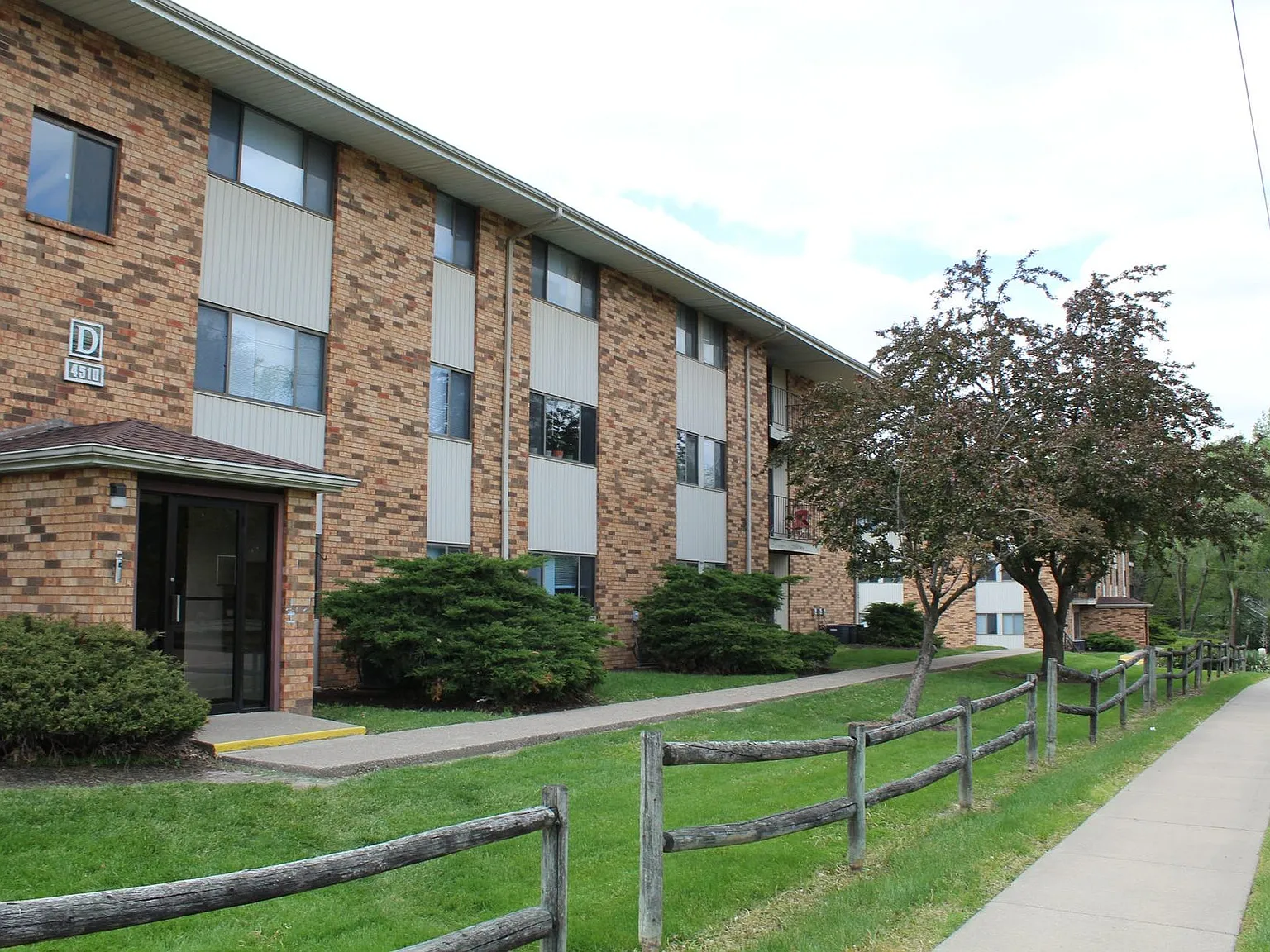 Breckenridge Davenport Apartments — Photo 1